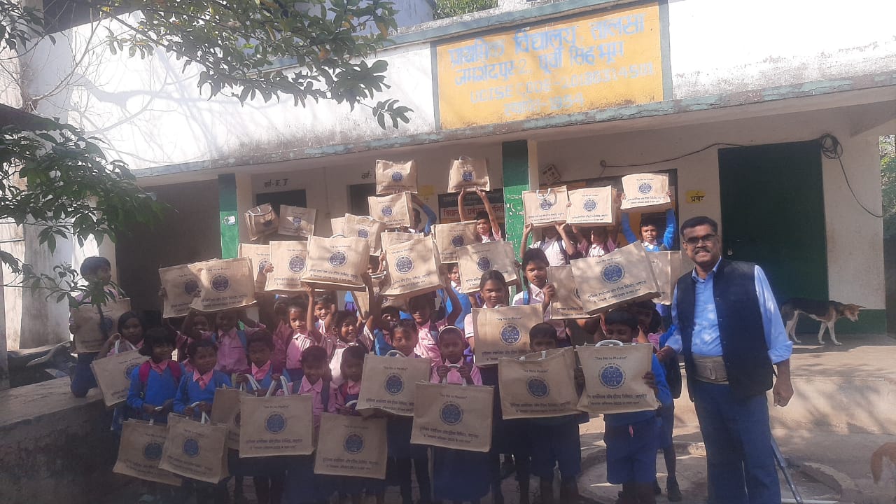 Jamshedpur: यूसिल CSR फंड से तालसा विद्यालय में 63 बच्चों को मिली यह उपयोगी सामग्री