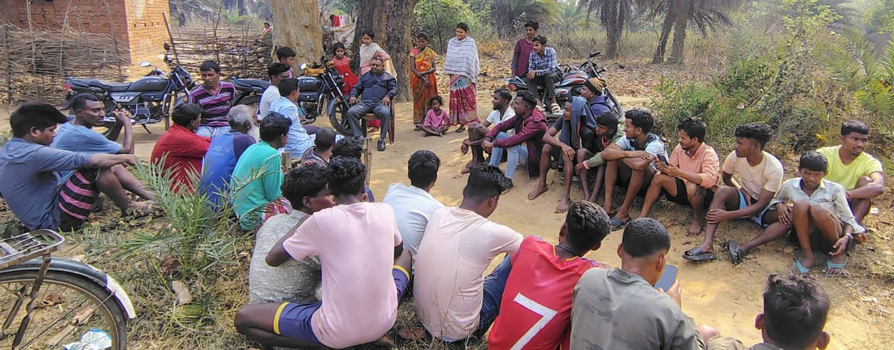 Gamhariya : 20 दिनों से अंधेरे में रह रहे जगन्नाथपुर के ग्रामीणों से मिले मुखिया