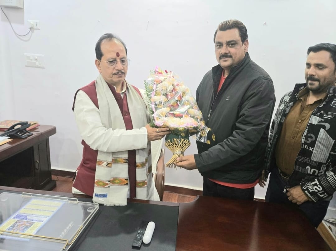 Patna : भोजपुरी कलाकारों ने उप मुख्यमंत्री विजय कुमार सिन्हा से की मुलाकात, फिल्म निर्माण को लेकर हुई चर्चा