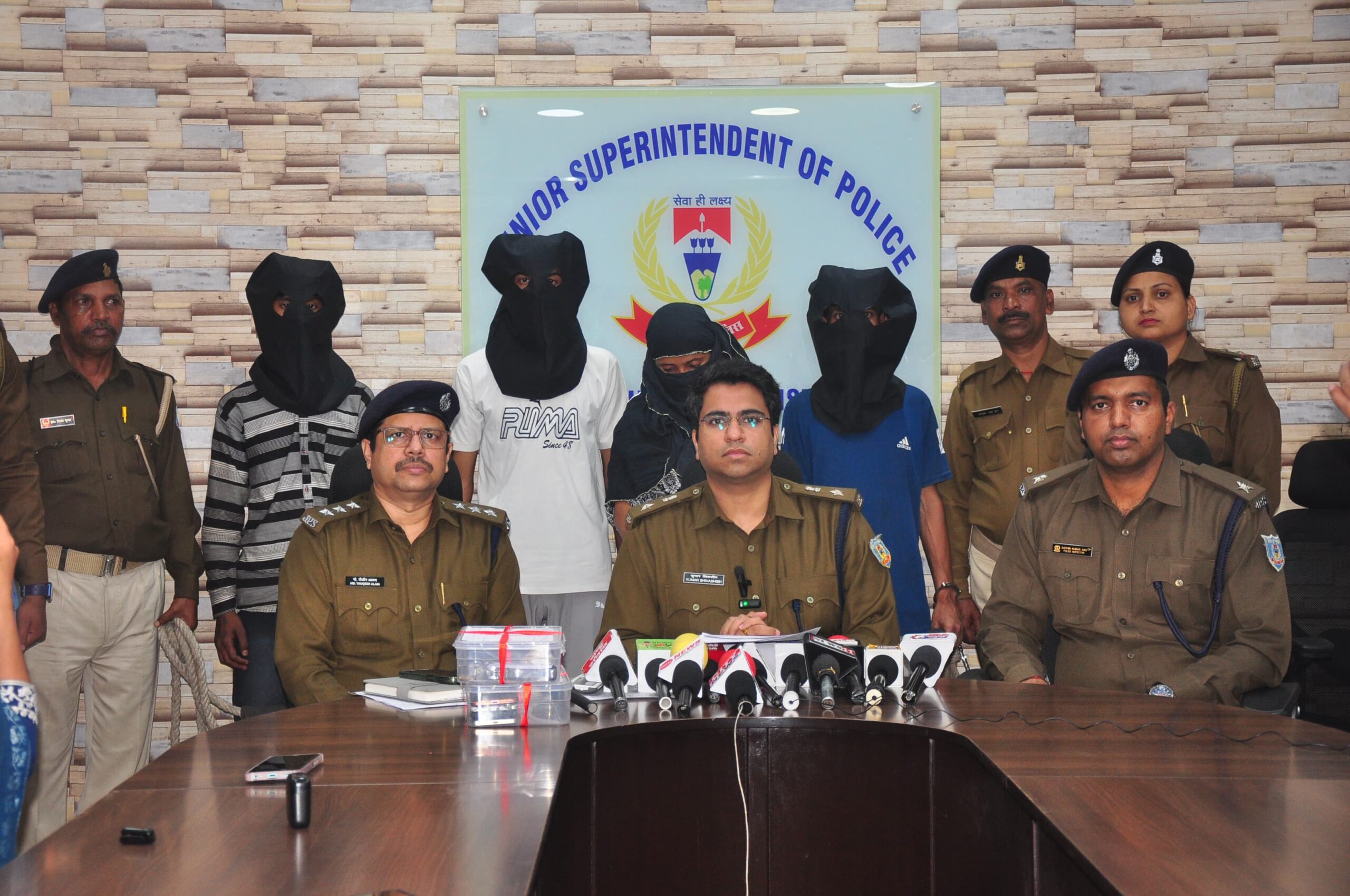 Jamshedpur : जुगसलाई फायरिंग मामले में हथियार के साथ महिला समेत चार गिरफ्तार, मुख्य आरोपी अब भी गिरफ्त से बाहर