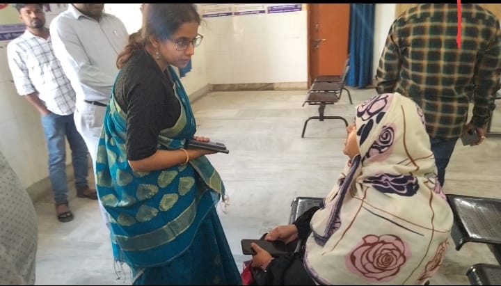 Jamshedpur: SDM शताब्दी मजूमदार ने सदर अस्पताल का किया निरीक्षण, चार डॉक्टर बिना पूर्वानुमति के अनुपस्थित – शो-कॉज