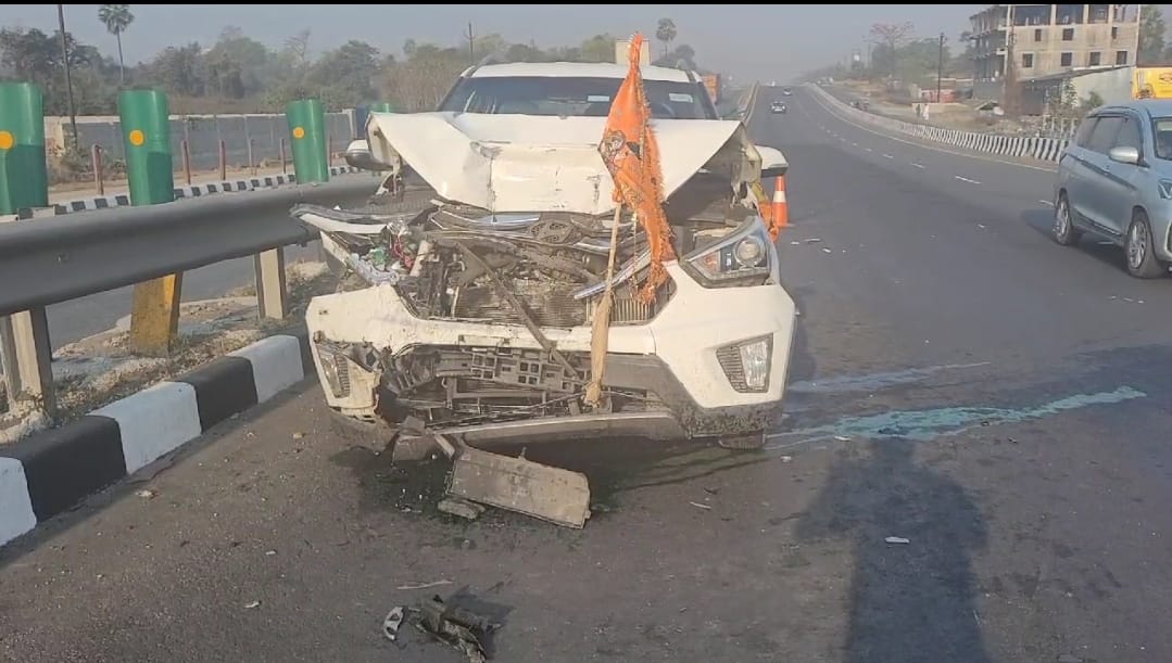 Dhanbad: महाकुंभ से लौट रही लग्जरी कार ने ऑटो को मारी टक्कर, एक की मौत