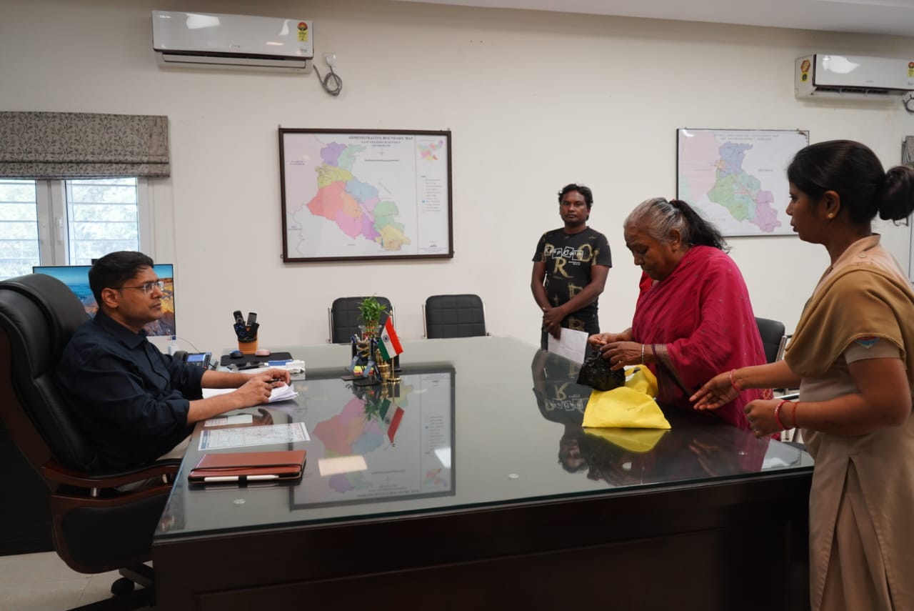 Jamshedpur: उपायुक्त ने जनता दरबार में की फरियादियों से मुलाकात, समस्याओं का समाधान सुनिश्चित करने का आश्वासन