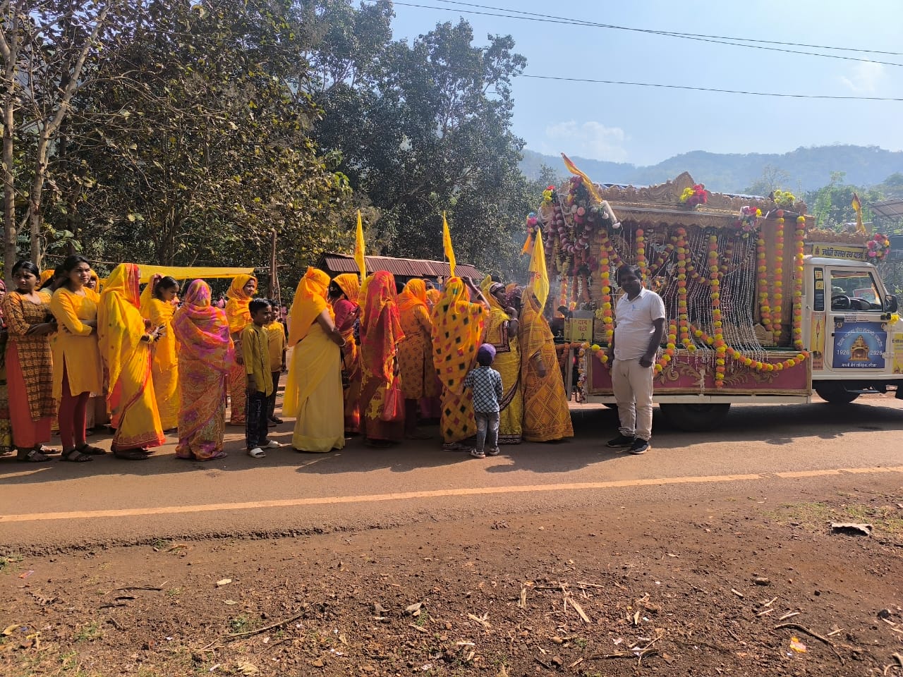 West Singhbhum: अखिल विश्व गायत्री परिवार शांतिकुंज हरिद्वार के तत्वाधान में अखंड ज्योति कलश यात्रा का आगमन, चिरिया में हुआ स्वागत