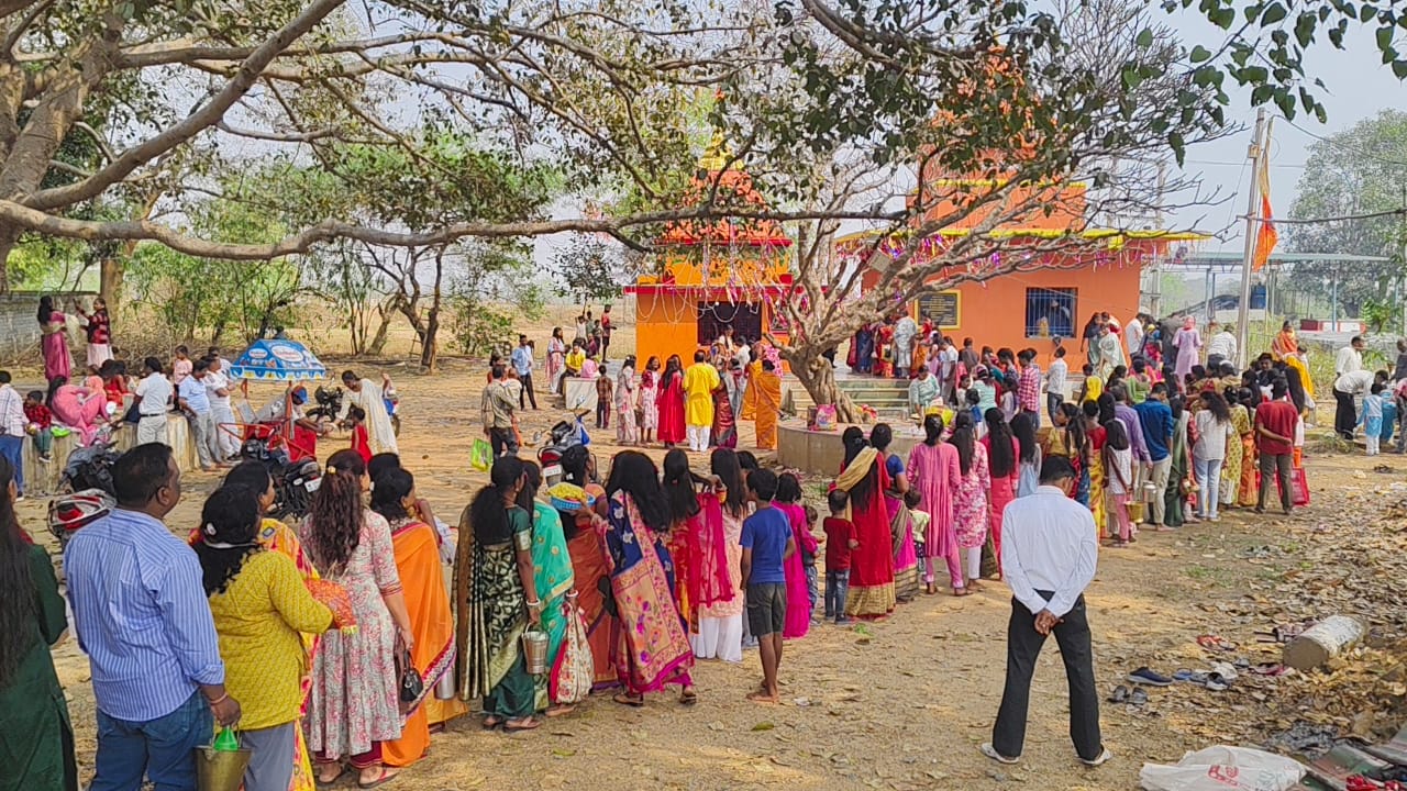 Chaibasa : महाशिवरात्रि पर चाईबासा के शिवालयों में उमड़ी भक्तों की भीड़