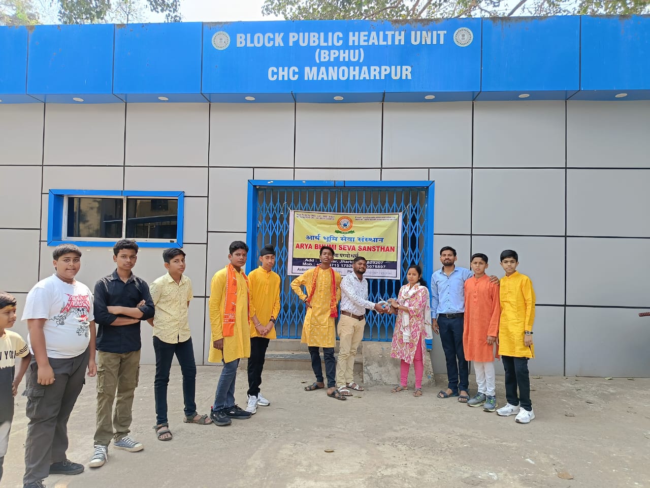 West Singhbhum: आर्य भूमि सेवा संस्थान ने मनोहरपुर ब्लॉक पब्लिक हेल्थ यूनिट में किया फल वितरण