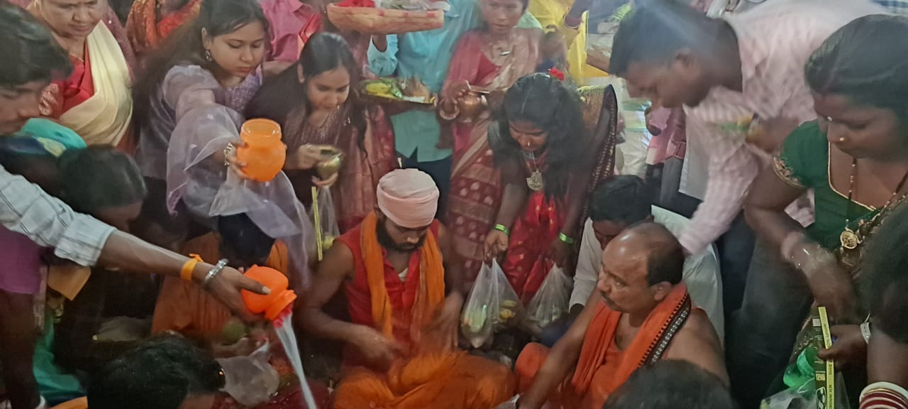 Potka : मुक्तेश्वर धाम में उमड़ी भक्तों की भीड़, पूजा-अर्चना कर मनोवांछित फल की कामना की