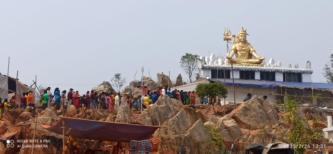 Baharagora : चित्रेश्वर धाम में पूजा-अर्चना करने पहुंचे श्रद्धालु, सुरक्षा को लेकर प्रशासन चौकस