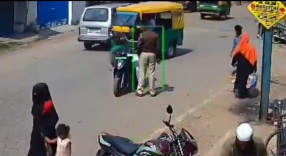 Jamshedpur: पुलिसकर्मी द्वारा स्कूटी सवारों को थप्पड़ मारे जाने का वीडियो वायरल, क्या पुलिसकर्मी को जनता पर हाथ उठाने का हक है?