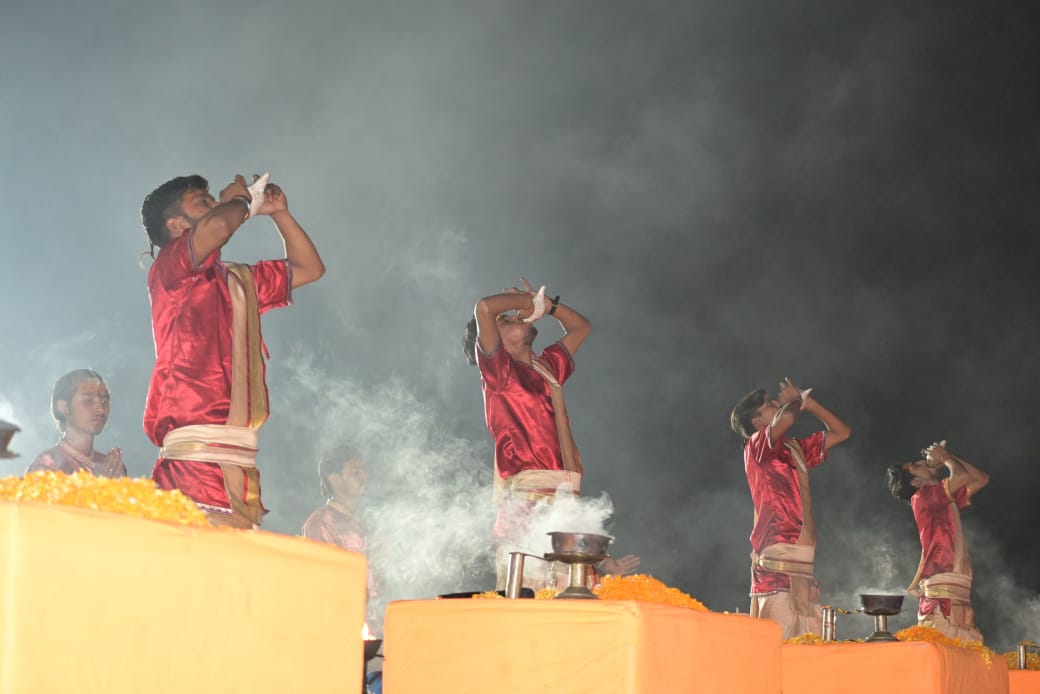 Swarnrekha Aarti Jamshedpur: लौहनगरी में कुम्भ जैसा माहौल, अस्सी घाट के आचार्य के नेतृत्व में पंडितों ने की स्वर्णरेखा आरती, देखिए Exclusive तस्वीरें