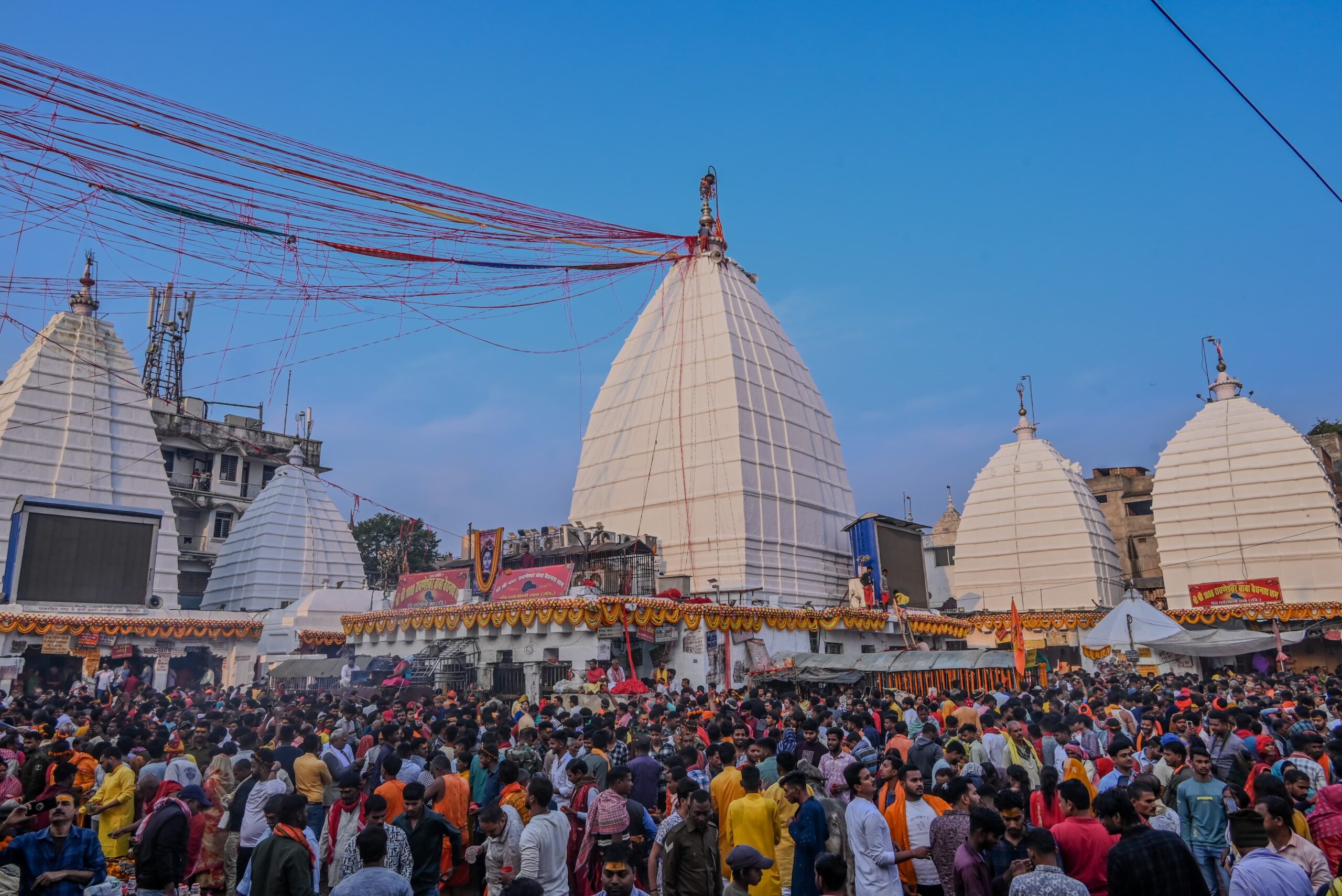 Deoghar : महाशिवरात्रि पर बैद्यनाथधाम में उमड़ा आस्था का जनसैलाब, हर-हर महादेव से गूंजी देवनगरी