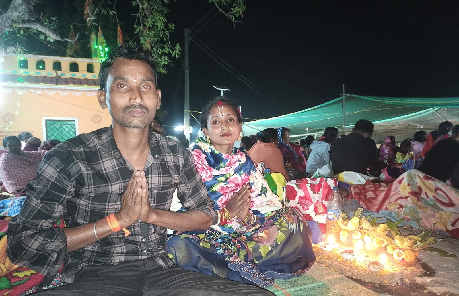 Baharagora : संदेश्वर शिव मंदिर में महिलाओं ने रात्रि में दीप जला कर की महादेव की अराधना