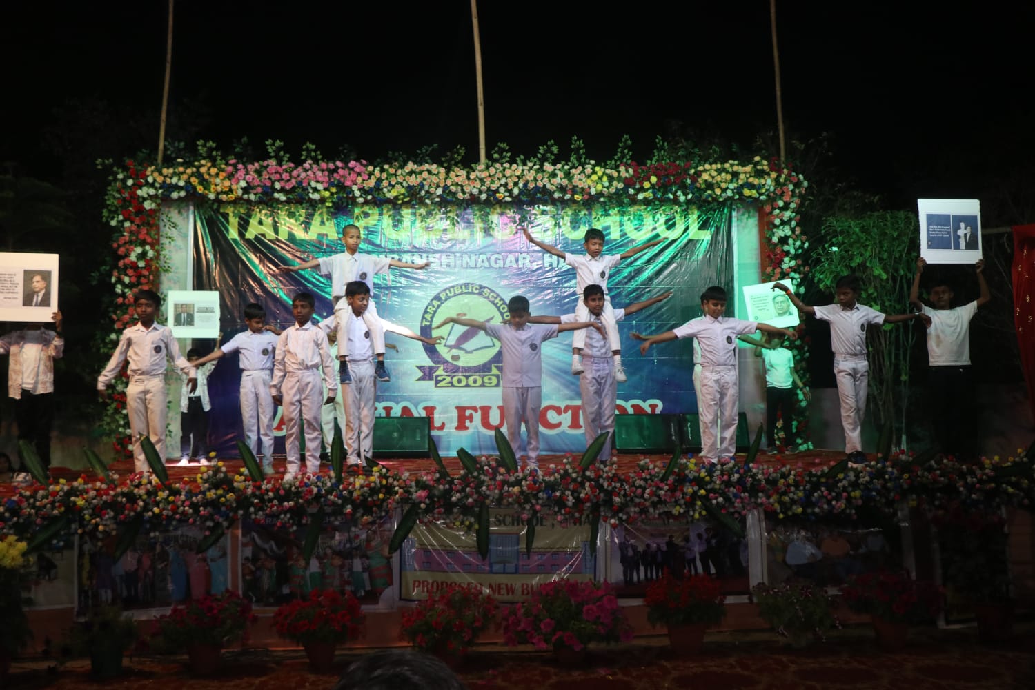 Potka : तारा पब्लिक इंग्लिश स्कूल के बच्चों ने उद्योगपति रतन टाटा को दी श्रद्धांजलि