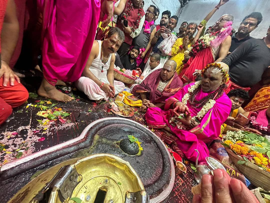 Deoghar : बाबा बैद्यनाथ की रात भर हुई चतुष्पहर पूजा, अहले सुबह जलार्पण को उमड़ी भीड़