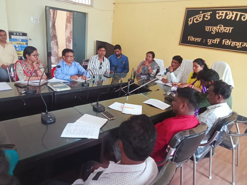 Chakulia : प्रखंड कार्यालय में पंचायत समिति सदस्यों और पदाधिकारियों ने योजनाओं की समीक्षा बैठक की