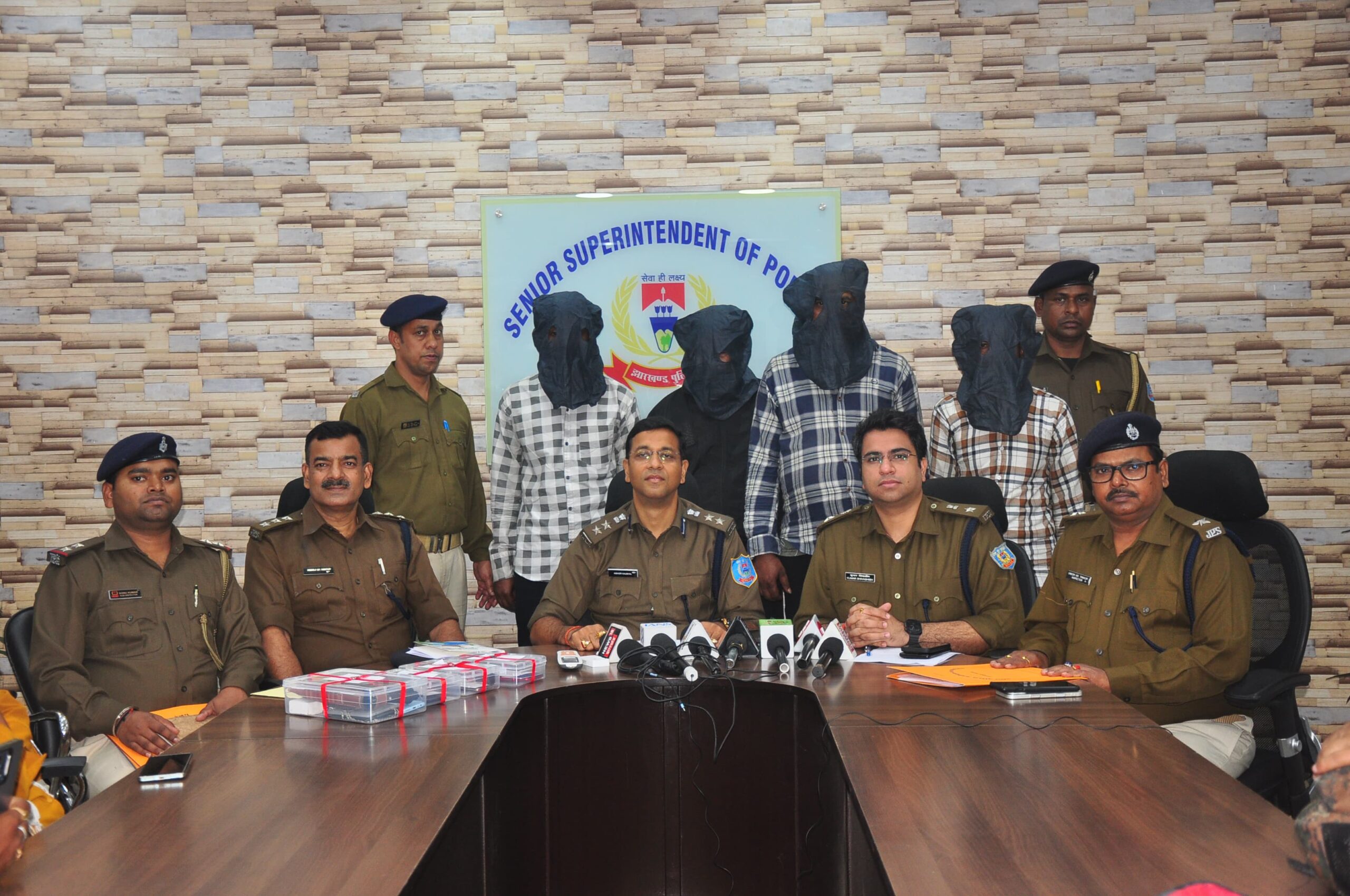 Jamshedpur : आर्मी का फर्जी चीफ इंजिनियर बन लोगों को नौकरी दिलाने वाले अंतर राज्यीय गिरोह का खुलासा