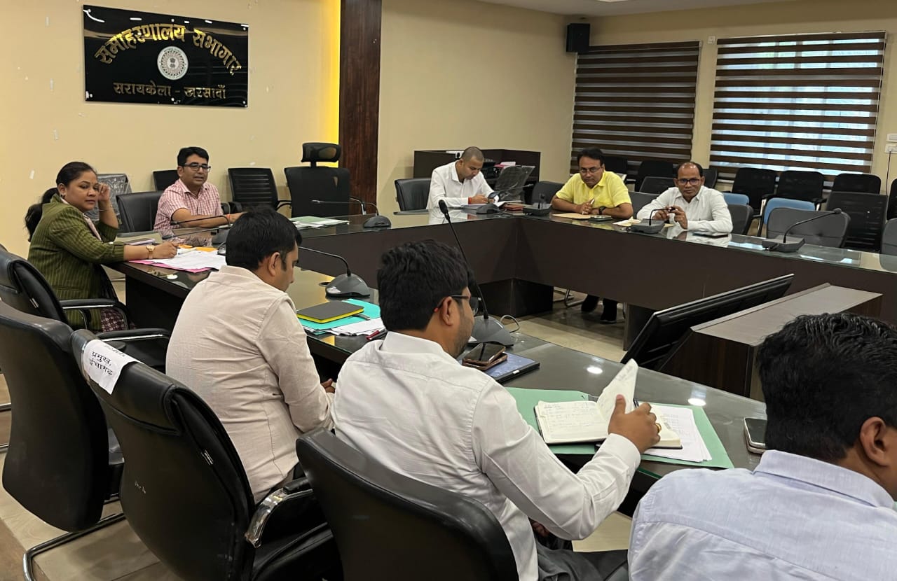 Saraikela: राजस्व और भूमि सुधार विभाग की समीक्षा बैठक, लंबित मामलों के निष्पादन पर जोर