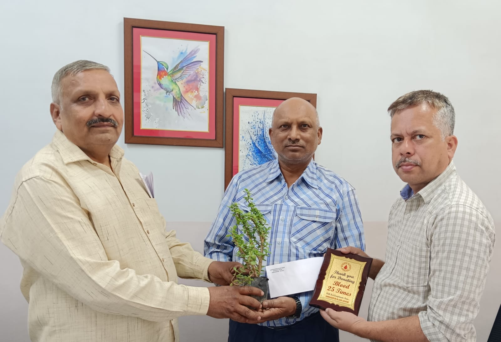 Jamshedpur : शंकर लाल को 25 बार रक्तदान करने के लिए ब्लड सेंटर ने किया सम्मानित