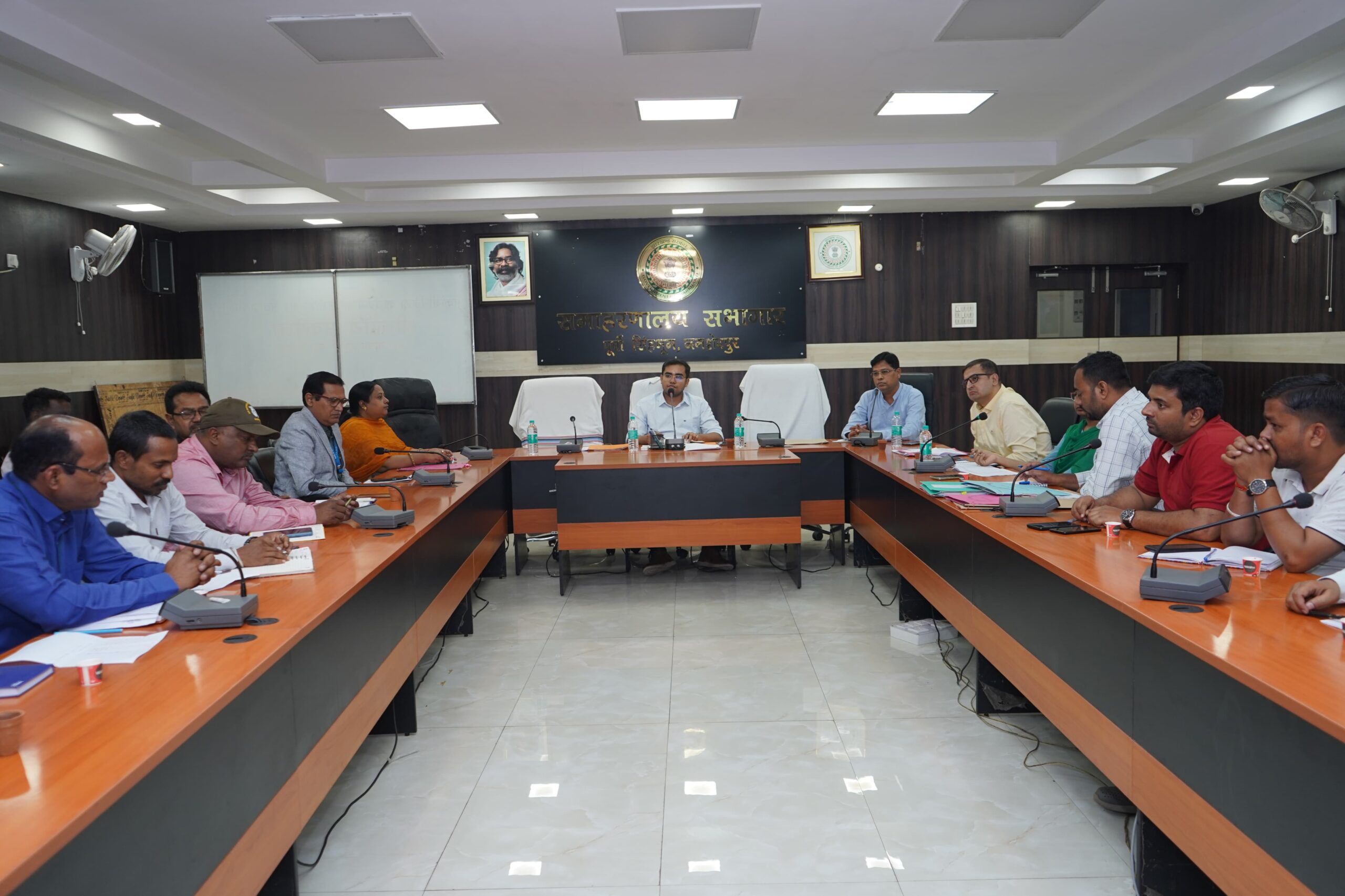 Jamshedpur: जिला ई-गवर्नेंस सोसाईटी की समीक्षात्मक बैठक, पंचायत भवनों को डिजिटली सशक्त बनाने पर चर्चा