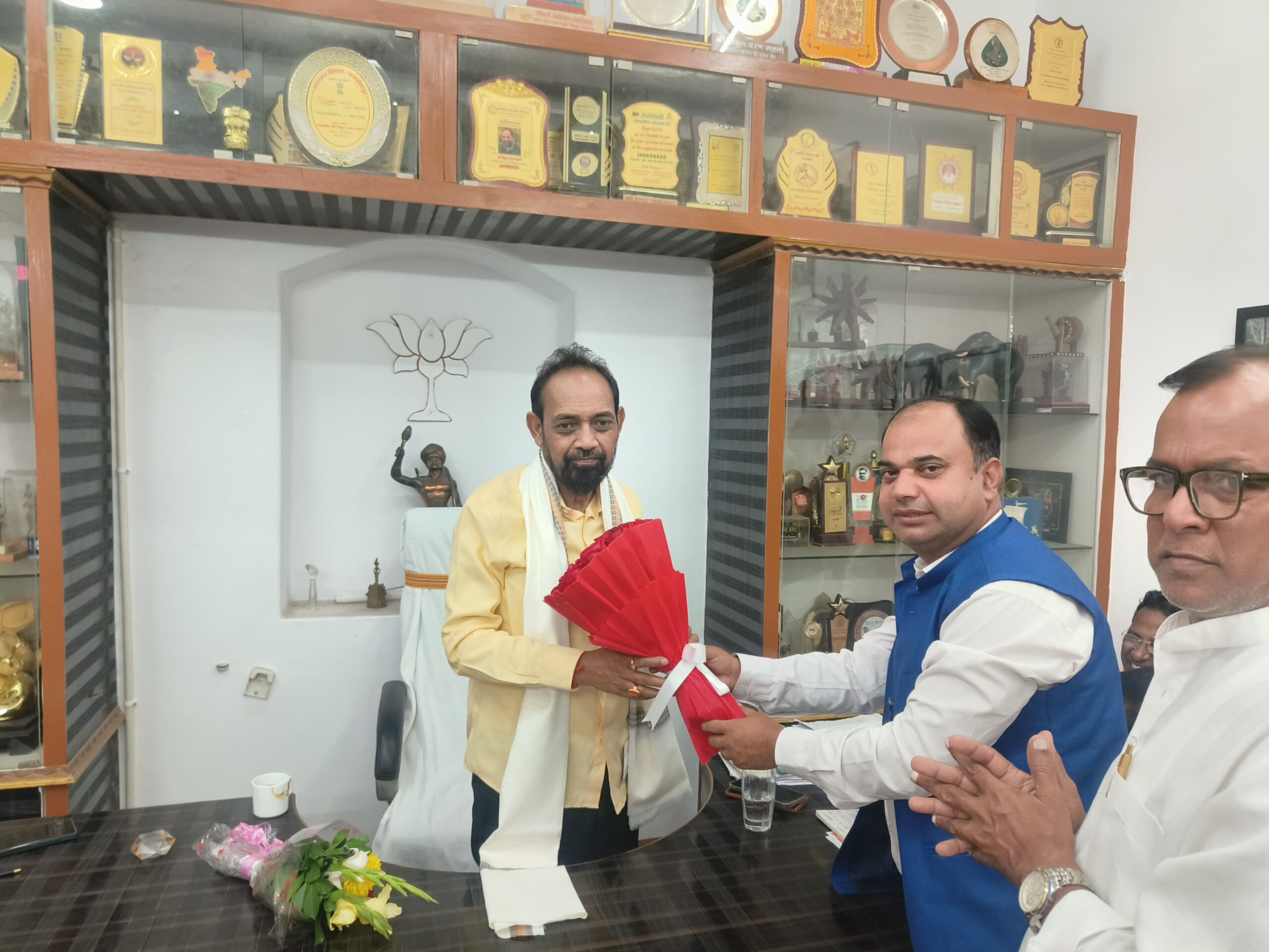 Jamshedpur : एनसीपी युवा मोर्चा ने सांसद से की मुलाकात, चन्द्रशेखर आजाद की प्रतिमा स्थापित करने की मांग