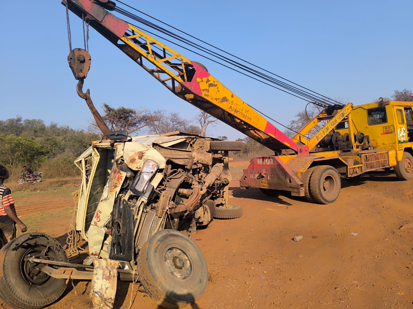 West Singhbhum: रांची से बड़ाजामदा जा रही कैंपर गाड़ी पुल से गिरी, ड्राइवर घायल