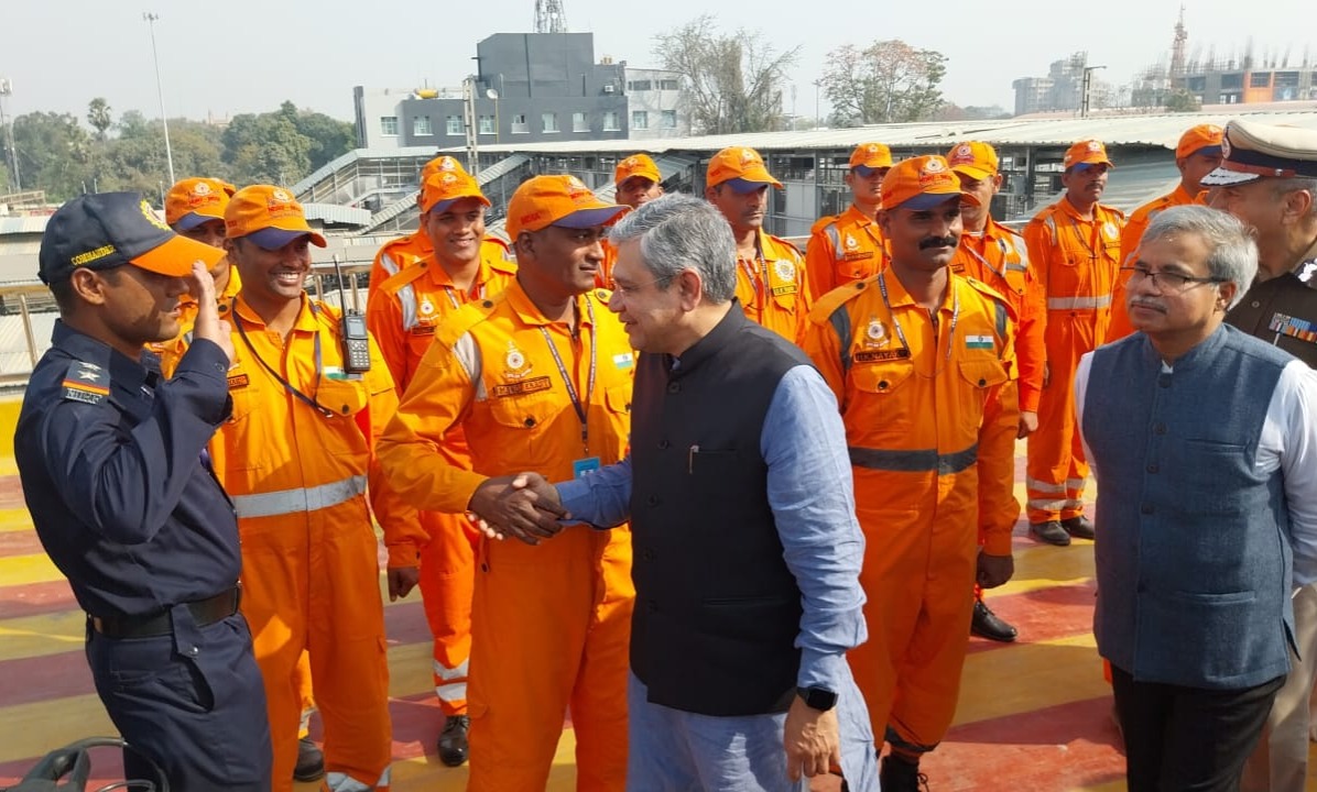 Mahakumbh 2025: रेलवे ने महाकुंभ के लिए चलायीं 17,000 से अधिक ट्रेनें , मंत्री ने कर्मचारियों की कड़ी मेहनत को सराहा