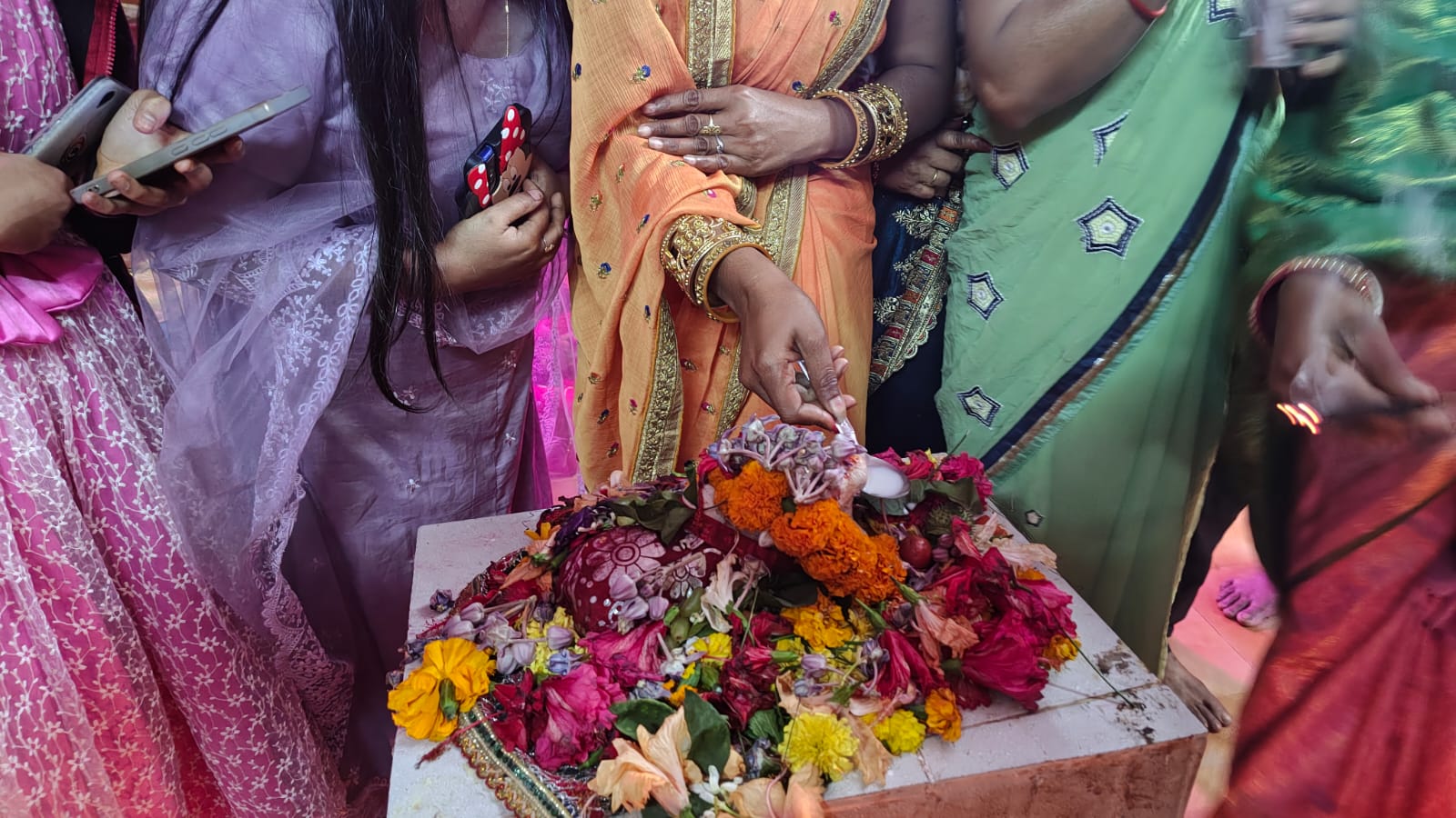 West Singhbhum: बाबा रत्नेश्वर शिव मंदिर में नंदी महाराज ने पिया दूध, श्रद्धालुओं का उमड़ा तांता