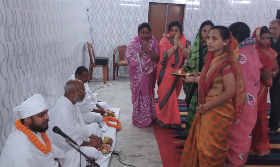 Jamshedpur : इलाहाबाद से आए संत महात्मा अमरेंद्र दास साहेब ने किया सत्संग, प्रसाद वितरण