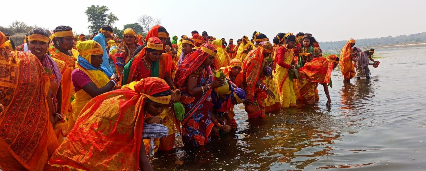 Baharagora : श्रीश्री मां मनसा मंदिर की दूसरी वर्षगांठ पर गाजे बाजे के साथ निकली कलश यात्रा
