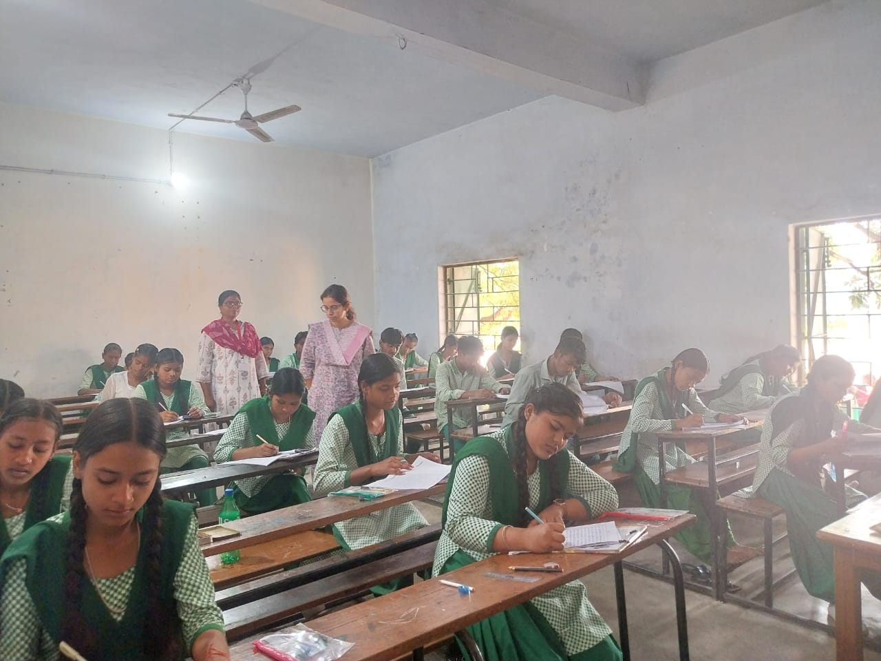 Jamshedpur : कदाचार पर सख्त नजर, एसडीओ ने परीक्षा केंद्रों का किया निरीक्षण