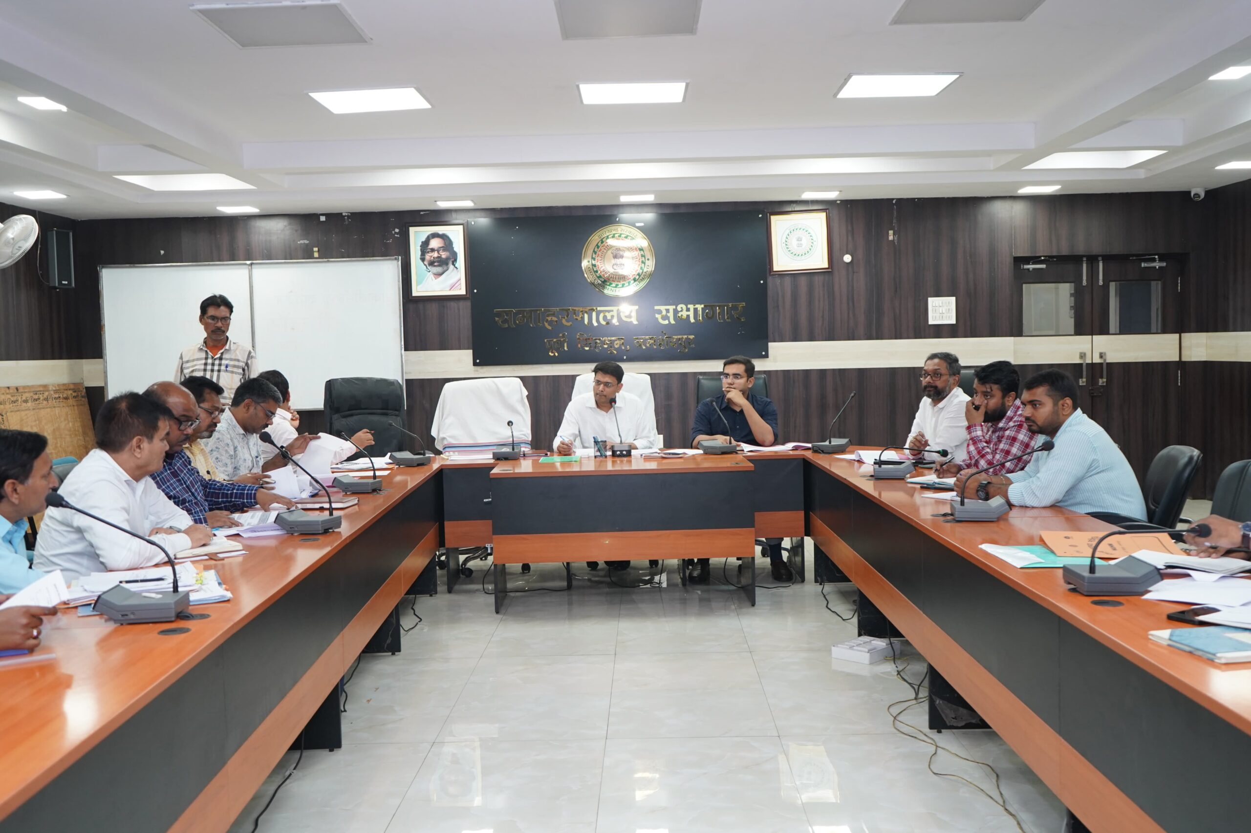 Jamshedpur : डीसी ने स्वास्थ्य क्षेत्र के कार्यो की समीक्षा की, लंबित योजनाओं को पूर्ण करने का निर्देश