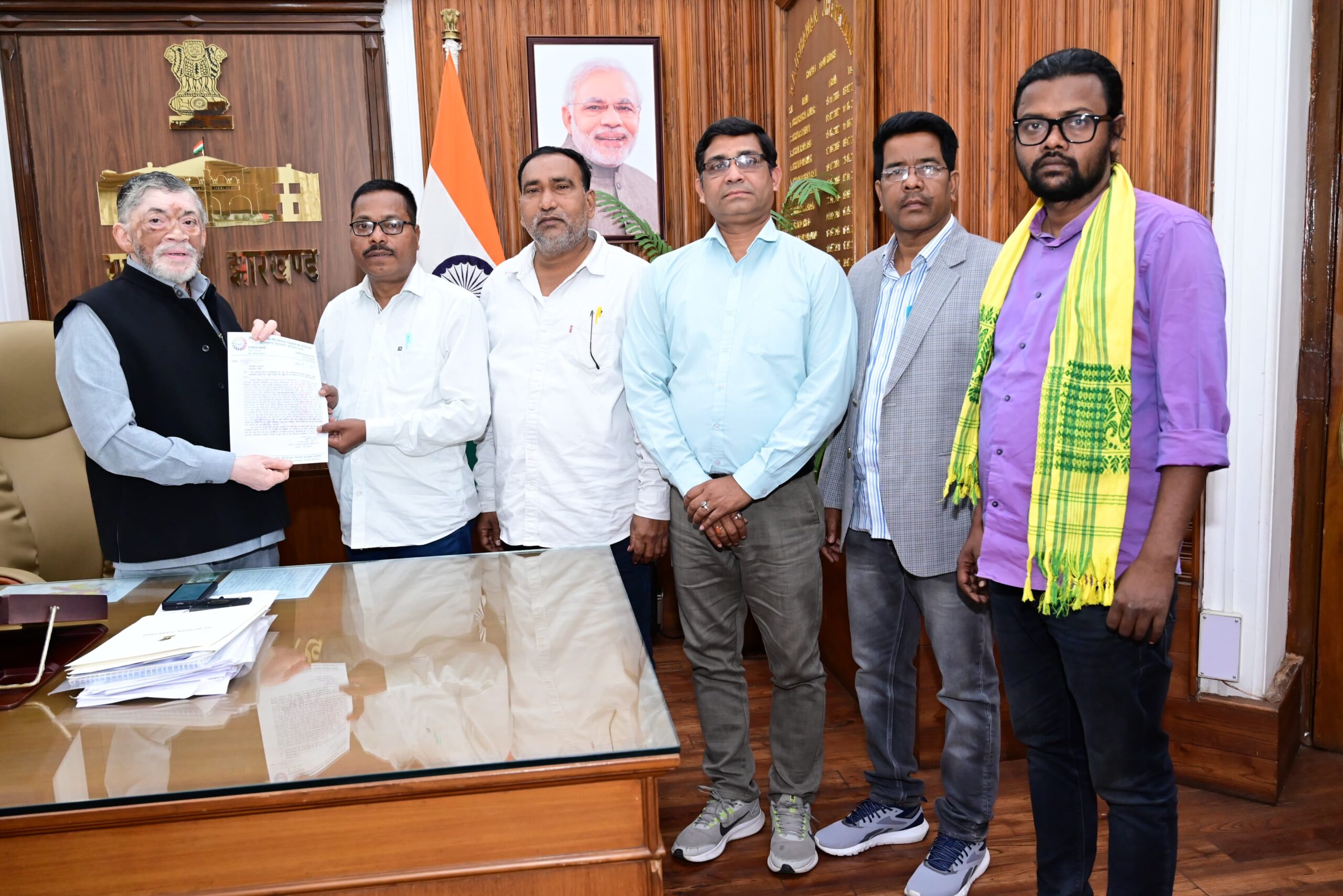 Jamshedpur: टाटा कंपनी के विस्थापितों का प्रतिनिधि मंडल राज्यपाल से मिला, उठाईं कई मांगें