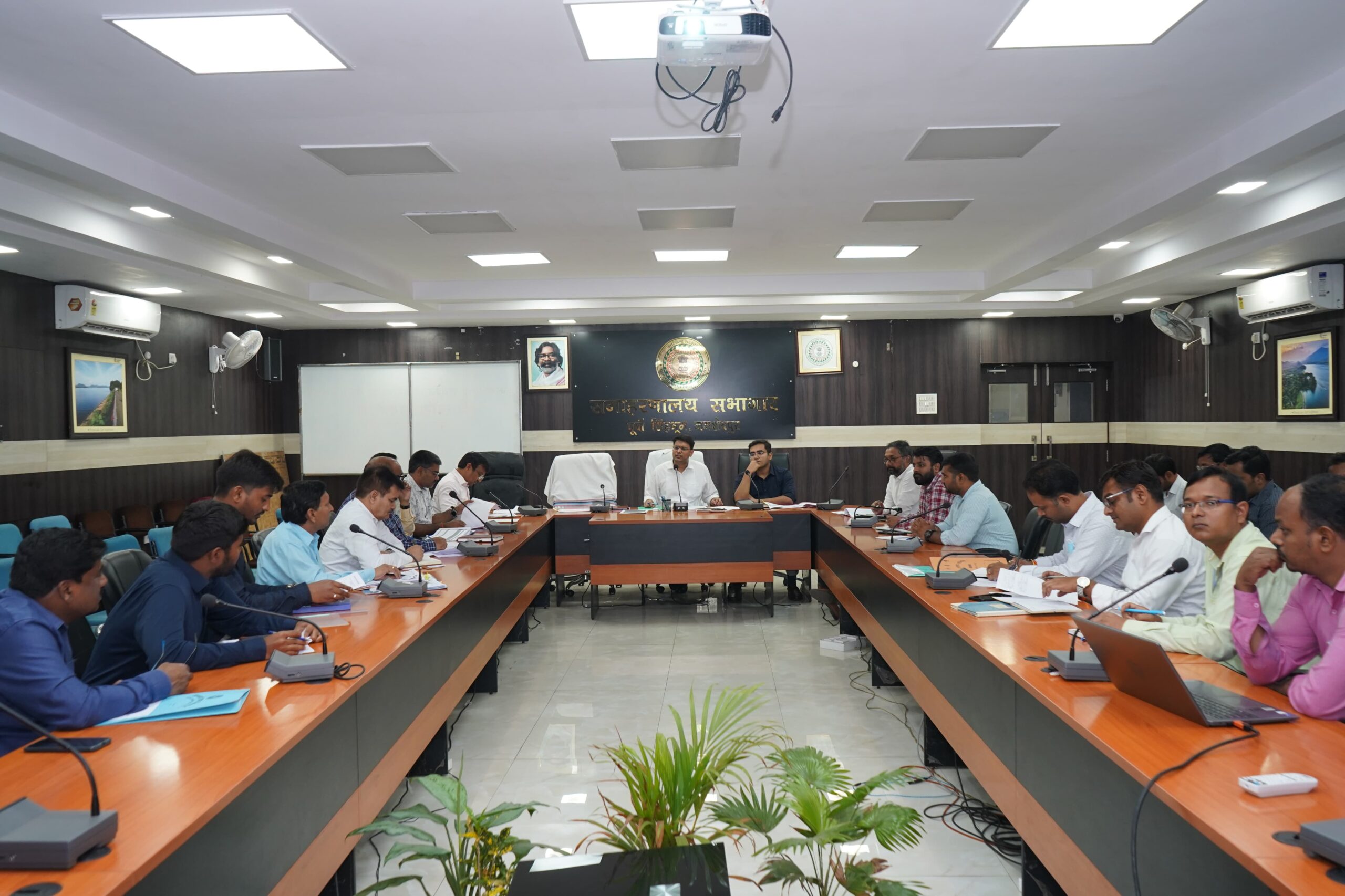 Jamshedpur: स्वास्थ्य क्षेत्र में आधारभूत संरचना निर्माण कार्य की समीक्षा, लंबित योजनाओं को शीघ्र पूर्ण करने के निर्देश