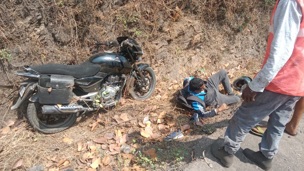 Gamharia: कांड्रा-चौका मार्ग पर नाले में गिरा बाइक सवार, हेलमेट से बची जान