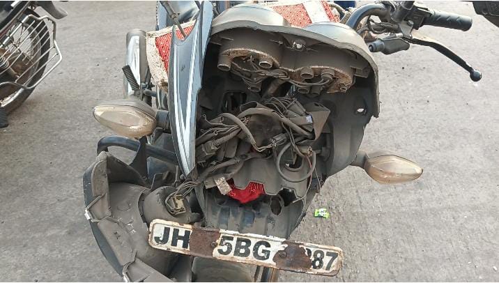 Gamharia: गम्हरिया में कार की टक्कर से बाइक सवार घायल, चालक धराया