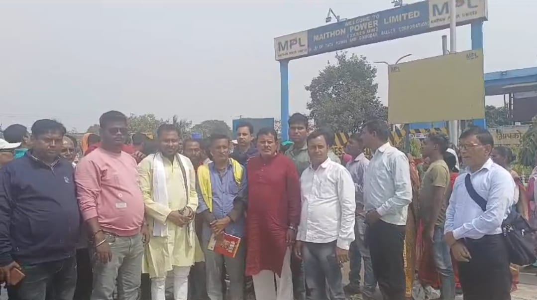 Dhanbad: मजदूरों ने किया MPL का गेट जाम, प्रबंधन से 8 मार्च को वार्ता का आश्वासन