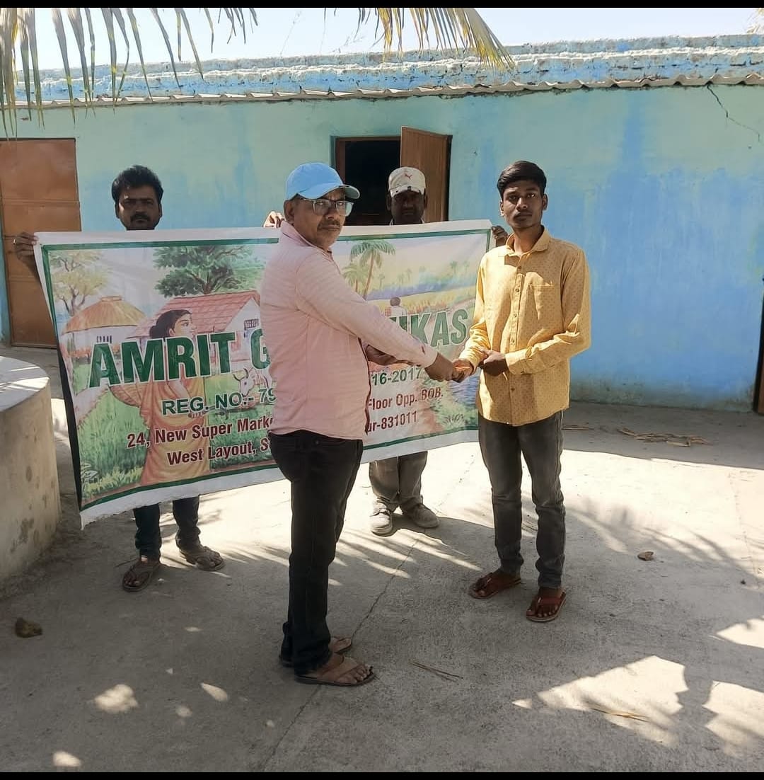 Patmda: गरीब मेधावी छात्र मनोज को मिली अमृत ग्राम विकास से मदद