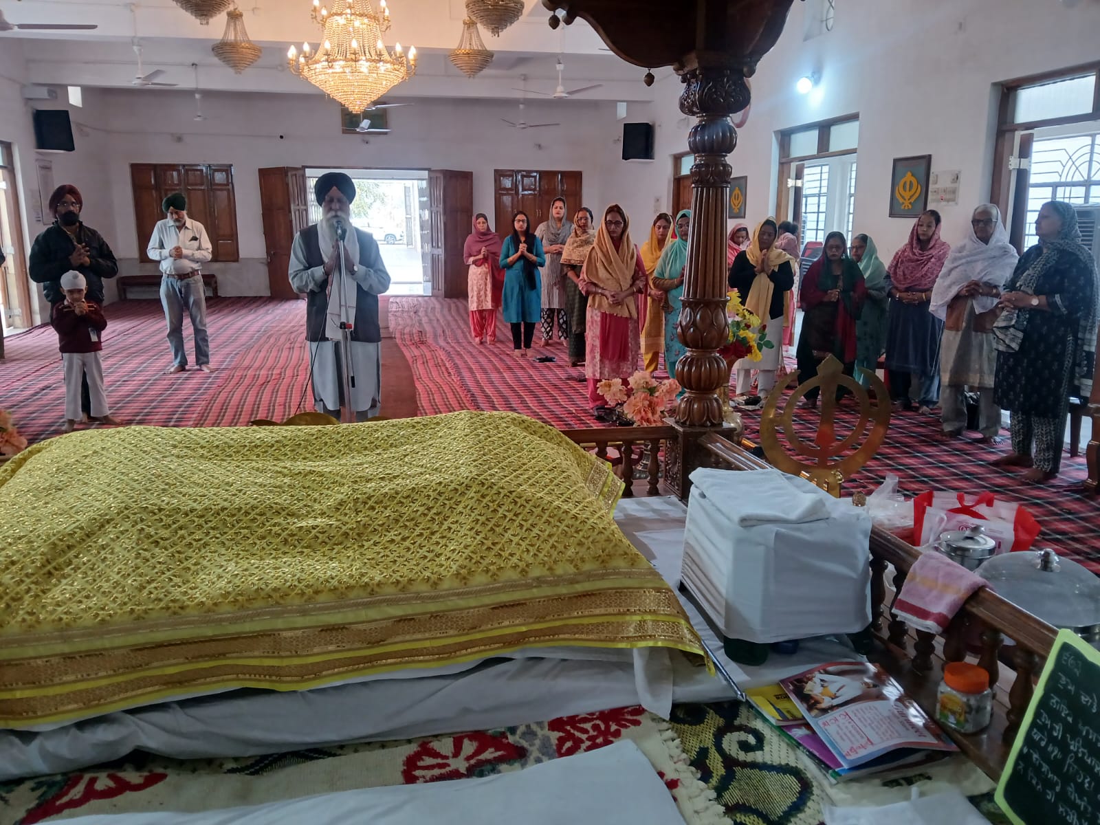 Chaibasa: गुरुद्वारा नानक दरबार में गुरुग्रंथ साहिब का पाठ के पश्चात लंगर आयोजित