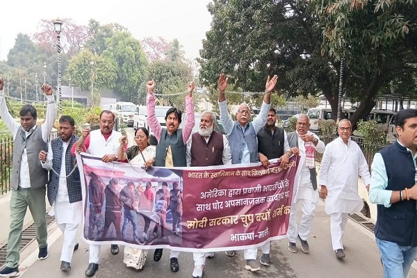 Patna : हाथों में हथकड़ी लगाकर विधानसभा पहुंचे वामपंथी विधायक, मोदी सरकार के खिलाफ की जमकर नारेबाजी