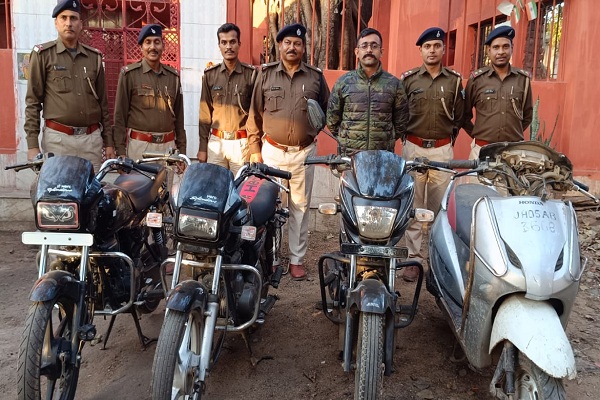 Jamshedpur  : चोरी की तीन बाईक और एक स्कूटी के साथ तीन गिरफ्तार