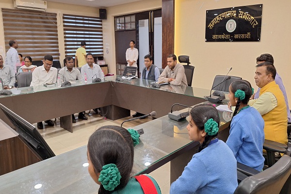 Seraikela : कस्तूरबा गांधी व झारखंड बालिका आवासीय विद्यालय को सीएसआर मद से मिली पुस्तकें