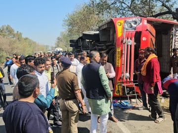 Breaking News:  महाकुभ गए देवघर के तीर्थयात्रियों की बस उत्तर प्रदेश के चित्रकूट में पलटी, 20 जख्मी