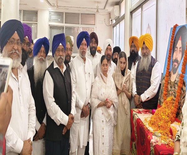 Jamshedpur : शहीद कैप्टन करमजीत सिंह के अंतिम अरदास में शामिल हुए सीजीपीसी के पदाधिकारी