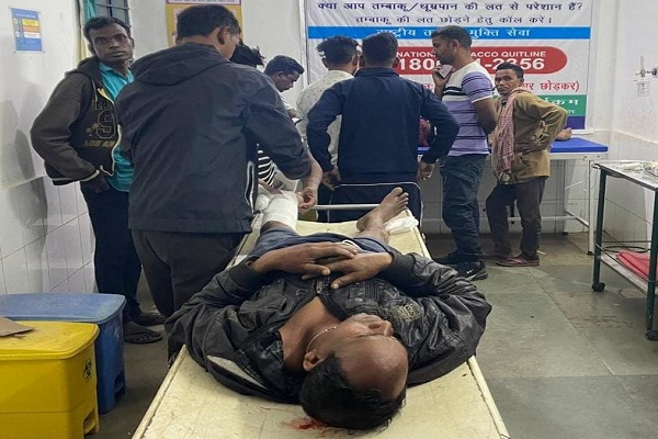 Chakukia : सड़क दुर्घटना में दो घायल, सीएचसी में इलाज के बाद झाड़ग्राम रेफर