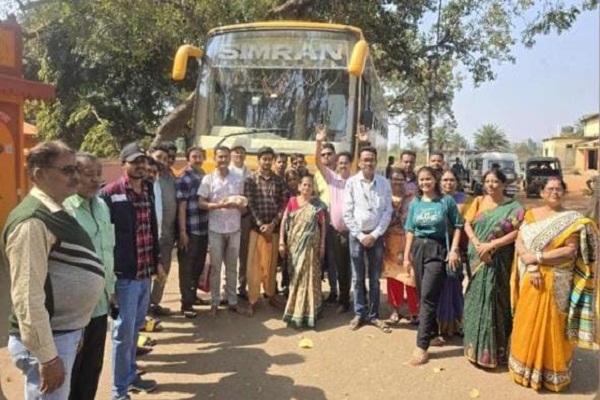 Chakulia : चाकुलिया से महाकुंभ के लिए 57 महिला और पुरुषों का जत्था रवाना