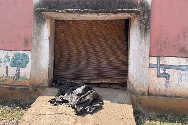 Chakulia : अनाज खाने के लिए हाथी ने एसएफसी के गोदाम का शटर तोड़ा