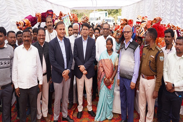 Jamshedpur : बोड़ाम में पहाड़िया जनजाति के बीच पहुंचा प्रशासनिक अमला, बुनियादी सुविधाओं व सरकार की योजनाओं का लिया जायजा