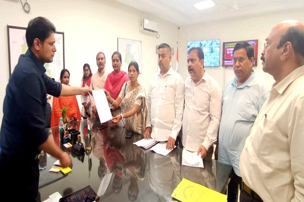 Jamshedpur : सड़क दुर्घटनाएं रोकने को ठोस कार्रवाई नहीं होने पर बड़े आंदोलन को बाध्य होगी जनता , डीसी से मिला प्रतिनिधिमंडल