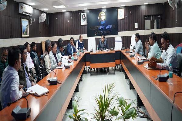 Jamshedpur : डीडीसी ने विकास कार्यों की समीक्षा की, लापरवाही बरतने वाले ठेकेदारों को ब्लैक लिस्ट करने का निर्देश