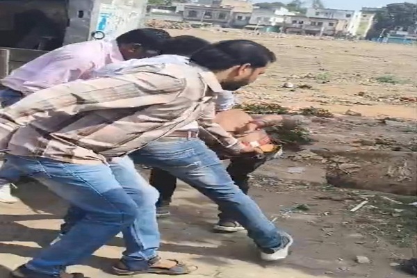 Deoghar : देवघर में मोबाइल और चेन छीनने वाले झपटमारों की आई शामत, तीन गिरफ्तार